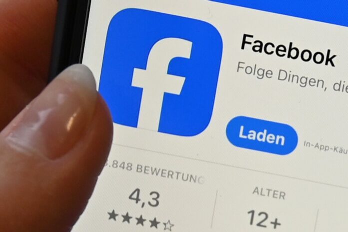 Facebook-Logo Meta will seine KI-Software Meta AI durch Nutzerdaten aus Instagram und Facebook trainieren. Verbraucherschützer sehen einen Verstoß gegen Datenschutzrecht und sind vor Gericht gezogen.