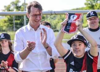 Wüst zielt bei seinem Besuch mehrmals aufs Tor - erfolglos.