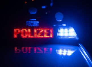 Ermittelt wird, ob der Fußgänger in Duisburg absichtlich angefahren wurde. (Symbolbild)