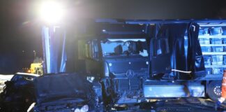 Nach einer rund 60 Kilometer langen Chaosfahrt war der Lastwagen nach einem Zusammenstoß im Gegenverkehr zum Stehen gekommen. (Archivbild)