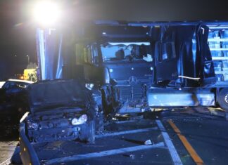 Nach einer rund 60 Kilometer langen Chaosfahrt war der Lastwagen nach einem Zusammenstoß im Gegenverkehr zum Stehen gekommen. (Archivbild)