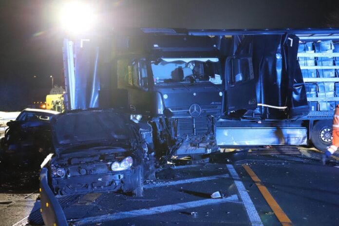 Nach einer rund 60 Kilometer langen Chaosfahrt war der Lastwagen nach einem Zusammenstoß im Gegenverkehr zum Stehen gekommen. (Archivbild)