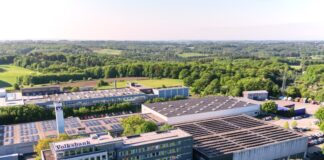 Die Hauptverwaltung der Volksbank im Bergischen Land liegt am Rand von Remscheid-Lennep. Die PV-Anlage rechts neben dem Verwaltungstrakt wurde bereits 2013 gebaut. Die neue Anlage aus dem Jahr 2025 wurde auf der Dachfläche hinter dem Turm errichtet. Foto: Volksbank/Matthias Morawetz