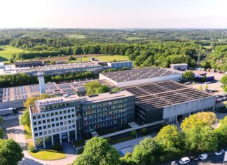 Die Hauptverwaltung der Volksbank im Bergischen Land liegt am Rand von Remscheid-Lennep. Die PV-Anlage rechts neben dem Verwaltungstrakt wurde bereits 2013 gebaut. Die neue Anlage aus dem Jahr 2025 wurde auf der Dachfläche hinter dem Turm errichtet. Foto: Volksbank/Matthias Morawetz
