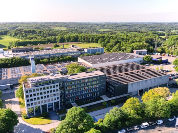 defaultDie Hauptverwaltung der Volksbank im Bergischen Land liegt am Rand von Remscheid-Lennep. Die PV-Anlage rechts neben dem Verwaltungstrakt wurde bereits 2013 gebaut. Die neue Anlage aus dem Jahr 2025 wurde auf der Dachfläche hinter dem Turm errichtet. Foto: Volksbank/Matthias Morawetz Die Hauptverwaltung der Volksbank im Bergischen Land liegt am Rand von Remscheid-Lennep. Die PV-Anlage rechts neben dem Verwaltungstrakt wurde bereits 2013 gebaut. Die neue Anlage aus dem Jahr 2025 wurde auf der Dachfläche hinter dem Turm errichtet. Foto: Volksbank/Matthias Morawetz