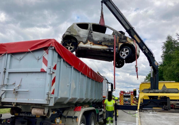 Das Autowrack wurde geborgen und abtransportiert. Foto: FW Ratingen