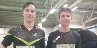 Nik Flesch (r.) bei der Siegerehrung der Bezirksmeisterschaften mit seinem Vereinskameraden Leonid Yakymchuk. Foto: SV Union Velbert