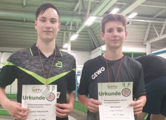 Nik Flesch (r.) bei der Siegerehrung der Bezirksmeisterschaften mit seinem Vereinskameraden Leonid Yakymchuk. Foto: SV Union Velbert