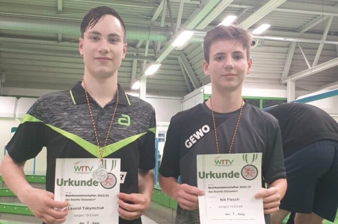 Nik Flesch (r.) bei der Siegerehrung der Bezirksmeisterschaften mit seinem Vereinskameraden Leonid Yakymchuk. Foto: SV Union Velbert