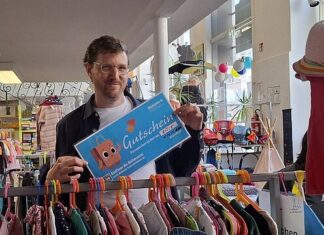 Moritz Klees findet den Namen für das Maskottchen gut. Foto: Diakonie im Kirchenkreis Düsseldorf-Mettmann