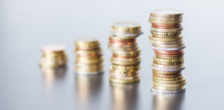 Menschen mit Schulden haben dann mehr Geld zur Verfügung, müssen teils aber selbst aktiv werden. Foto: VZ NRW/adpic