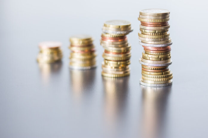 Menschen mit Schulden haben dann mehr Geld zur Verfügung, müssen teils aber selbst aktiv werden. Foto: VZ NRW/adpic