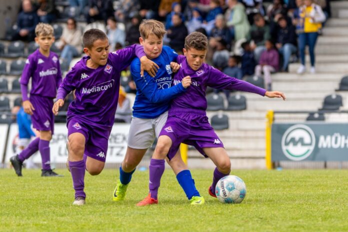 Auf dem Feld ging es auch bei den jungen Kickern zur Sache. Foto: SSVg Velbert