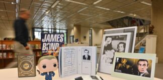 Im Stadtarchiv sind Exponate der Ausstellung «Liebesgrüße aus Wattenscheid» zu sehen - dazu zählt auch ein Replikat des Ausweises von James Bond, welches den Wattenscheider Geburtsort des Geheimagenten bescheinigt. 