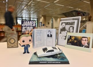 Im Stadtarchiv sind Exponate der Ausstellung «Liebesgrüße aus Wattenscheid» zu sehen - dazu zählt auch ein Replikat des Ausweises von James Bond, welches den Wattenscheider Geburtsort des Geheimagenten bescheinigt. 