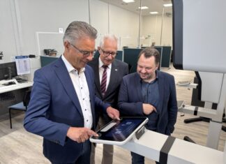 Ordnungsdezernent Nils Hanheide, Landrat Thomas Hendele und Ausländeramtsleiter Florian Peters testen das Point-ID-System. Foto: Kreis Mettmann