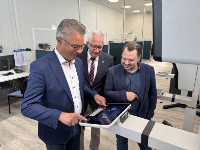 Ordnungsdezernent Nils Hanheide, Landrat Thomas Hendele und Ausländeramtsleiter Florian Peters testen das Point-ID-System. Foto: Kreis Mettmann