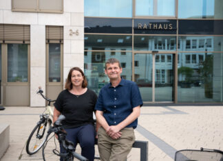 Die Grünen Ute Meier, stellvertretende Fraktionsvorsitzende, und Jörn-Eric Morgenroth, Bürgermeisterkandidat, wollen Druck machen beim Ausbau des Radverkehrs in Ratingen. Foto: Grüne Ratingen