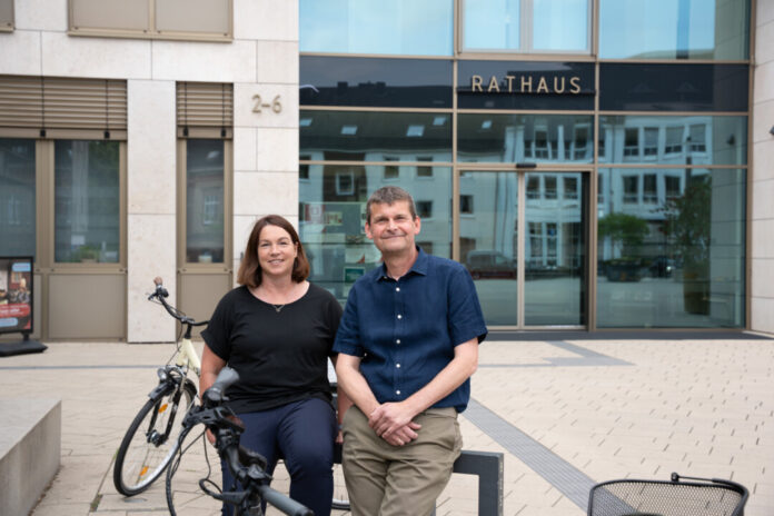 Die Grünen Ute Meier, stellvertretende Fraktionsvorsitzende, und Jörn-Eric Morgenroth, Bürgermeisterkandidat, wollen Druck machen beim Ausbau des Radverkehrs in Ratingen. Foto: Grüne Ratingen