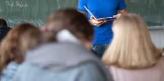 Viele neue Aufgaben, viele unbesetzte Stellen und trotzdem geht es aus Sicht der Landesregierung langsam aber sicher bergauf mit der Personalsituation an den nordrhein-westfälischen Schulen. (Symbolbild)