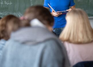 Viele neue Aufgaben, viele unbesetzte Stellen und trotzdem geht es aus Sicht der Landesregierung langsam aber sicher bergauf mit der Personalsituation an den nordrhein-westfälischen Schulen. (Symbolbild)