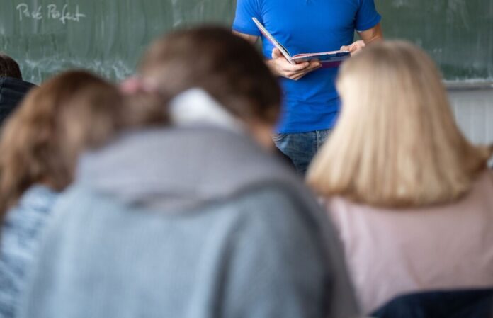 Viele neue Aufgaben, viele unbesetzte Stellen und trotzdem geht es aus Sicht der Landesregierung langsam aber sicher bergauf mit der Personalsituation an den nordrhein-westfälischen Schulen. (Symbolbild)