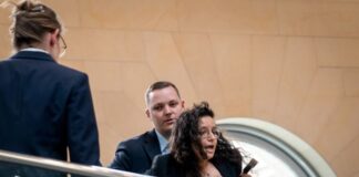 Wegen «Free Palestine»-Rufen musste eine Frau die Besuchertribüne verlassen.
