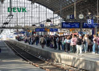 Warten auf den Zug: Die Zuverlässigkeit der Bahn in NRW hat 2024 einen Tiefpunkt erreicht. (Archivbild)