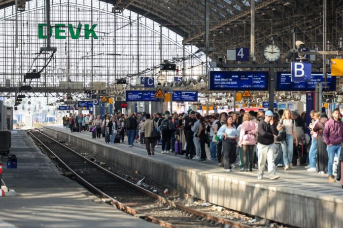 Warten auf den Zug: Die Zuverlässigkeit der Bahn in NRW hat 2024 einen Tiefpunkt erreicht. (Archivbild)