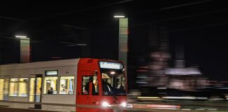 Nach einem tödlichen Unfall wurden mehrere Linien der Stadtbahn in Köln zwischenzeitlich umgeleitet. (Symbolbild)