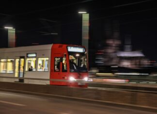 Nach einem tödlichen Unfall wurden mehrere Linien der Stadtbahn in Köln zwischenzeitlich umgeleitet. (Symbolbild)
