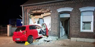 Ein 66-Jähriger soll geradeaus über eine Kreuzung gefahren und in die Wand des Wohnhauses gekracht sein.