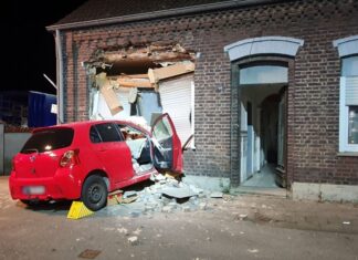Ein 66-Jähriger soll geradeaus über eine Kreuzung gefahren und in die Wand des Wohnhauses gekracht sein.