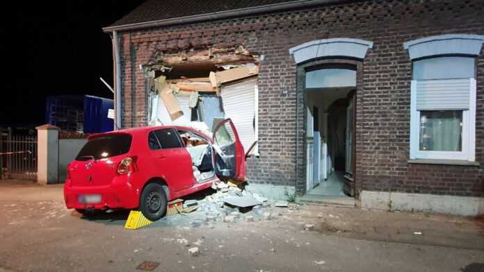Auto kracht durch Hauswand in Schlafzimmer Ein 66-Jähriger soll geradeaus über eine Kreuzung gefahren und in die Wand des Wohnhauses gekracht sein.