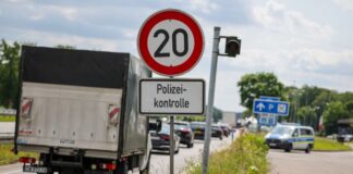 Autofahrer, die den deutschen Grenzkontrollen an der Autobahn ausweichen, sorgen auf kleinen Straßen für Behinderungen (Archivbild).