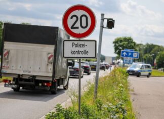 Autofahrer, die den deutschen Grenzkontrollen an der Autobahn ausweichen, sorgen auf kleinen Straßen für Behinderungen (Archivbild).