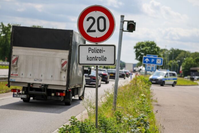 Niederlande sperren Straßen wegen deutscher Grenzkontrollen Autofahrer, die den deutschen Grenzkontrollen an der Autobahn ausweichen, sorgen auf kleinen Straßen für Behinderungen (Archivbild).