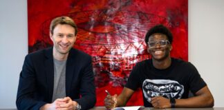 Bayer Leverkusens Sportdirektor Simon Rolfes (l) und Axel Tape bei der Vertragsunterzeichnung.