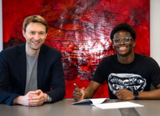 Bayer Leverkusens Sportdirektor Simon Rolfes (l) und Axel Tape bei der Vertragsunterzeichnung.