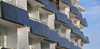 In Nordrhein-Westfalen sind mittlerweile 200.000 Balkonkraftwerke registriert, Tendenz steigend. (Archivbild)