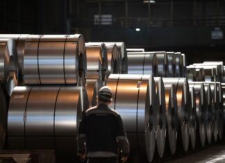Aufgerolltes Stahlblech lagert in einer Halle von Thyssenkrupp Steel in Duisburg. Bald beginnen die Verhandlungen über den Abbau von 5.000 Stellen sowie die Auslagerung von weiteren 6.000 Stellen. (Archivbild)