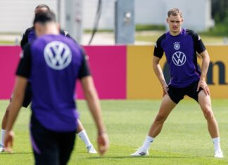 Der Ablöse-Poker um Florian Wirtz (r) hält an.