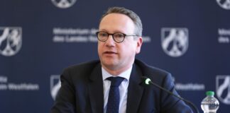 NRW-Justizminister Benjamin Limbach strebt eine Strafverschärfung bei der Terrorfinanzierung an. (Archivfoto)