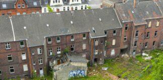 Ungesicherte Treppenaufgänge, Schimmelbefall, Ratten: Eine von der Stadt Gelsenkirchen erworbene Schrottimmobilie.