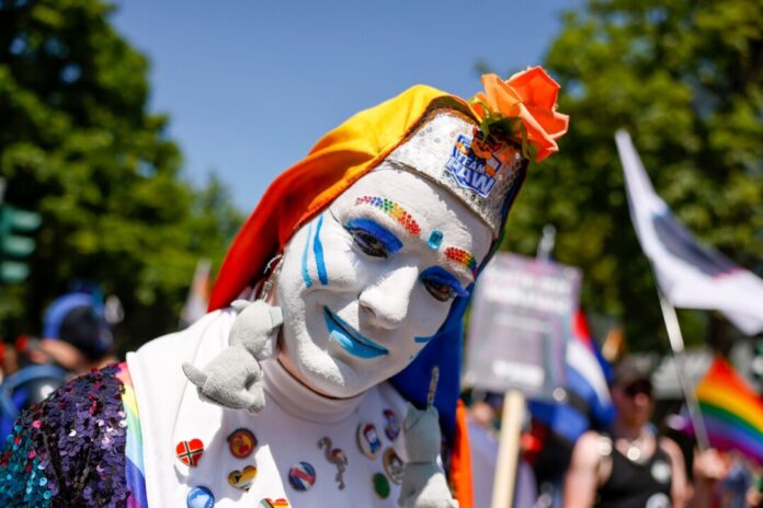 Mehr als 50 Gruppen hatten sich zum CSD in Düsseldorf angemeldet. 