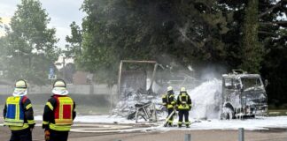 Ein Feuer hat in Elsdorf einen zum Wohnmobil umgebauten Lastwagen zerstört. 