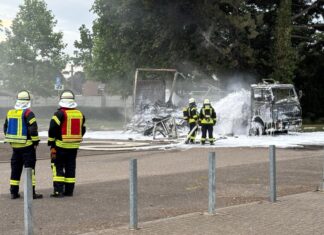 Ein Feuer hat in Elsdorf einen zum Wohnmobil umgebauten Lastwagen zerstört. 