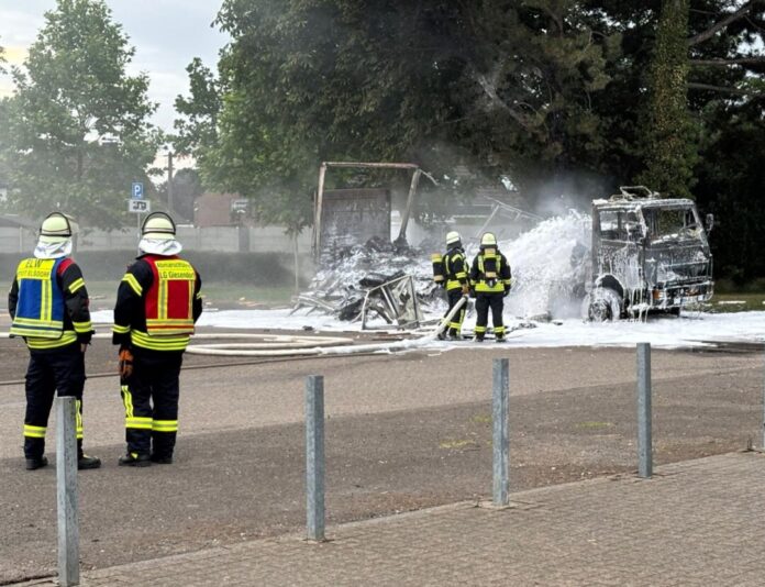 Zu Wohnmobil umgebauter Lastwagen ausgebrannt Ein Feuer hat in Elsdorf einen zum Wohnmobil umgebauten Lastwagen zerstört.