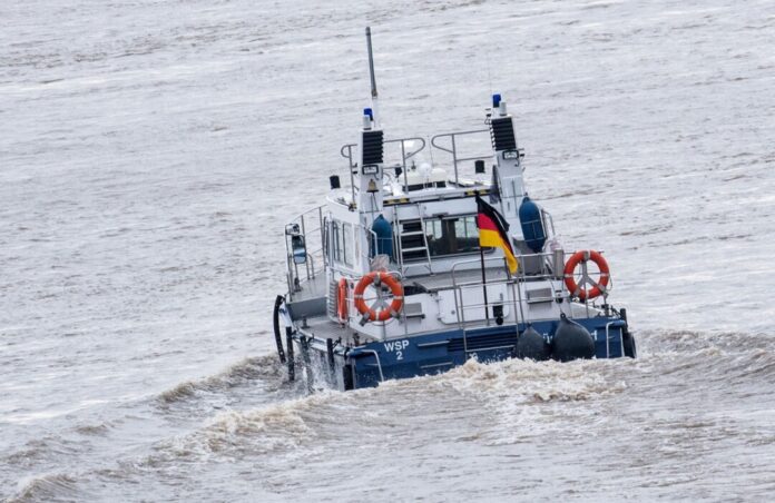 Auch die Einsatzkräfte suchten vergeblich nach dem Mann im Rhein. (Symbolbild)