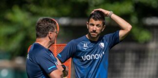 Der Trainer uns sein neuer Assistent.